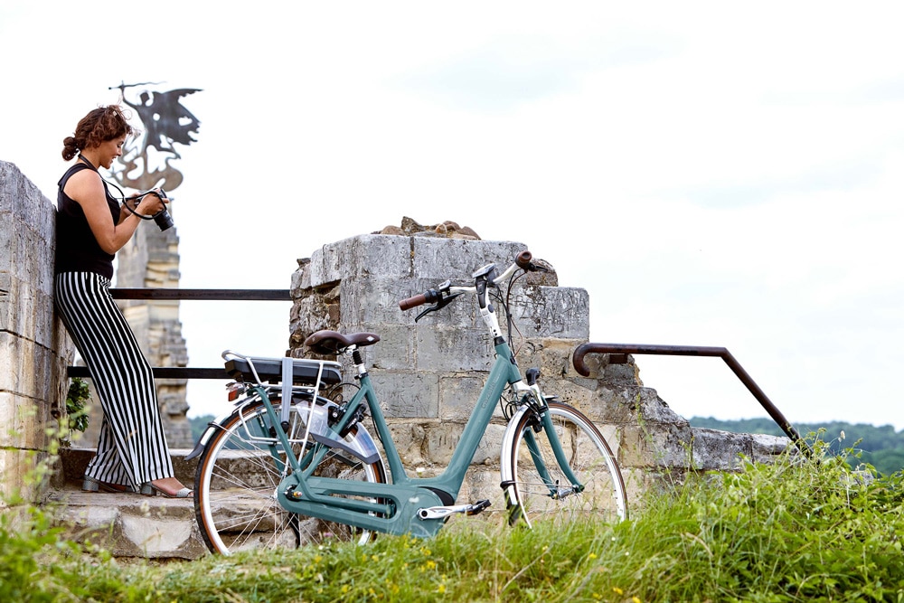 Eine Frau auf Sightseeing-Tour mit ihrem Gazelle Orange C7Plus