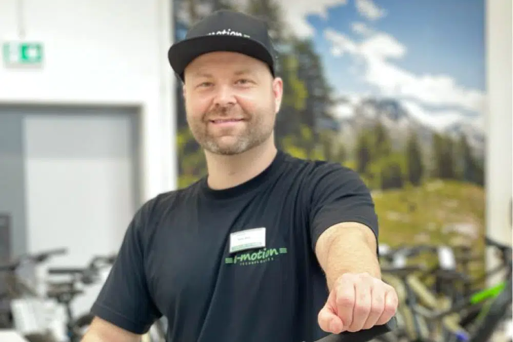 Mitarbeiter Robin von der e-motion e-Bike Welt in Dietikon