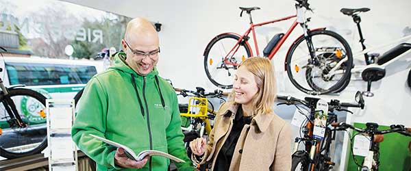 e-motion Experte berät eine Kundin