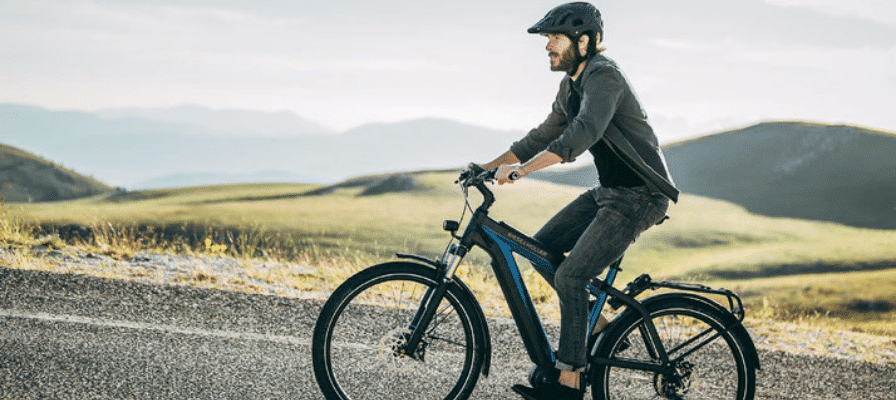 Mann fährt e-Bike Modell Riese und Müller Supercharger