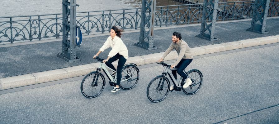 Mann und Frau fahren auf Riese & Müller e-Bike