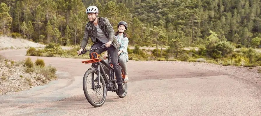 Ein Paar fährt zusammen auf einem e-Bike
