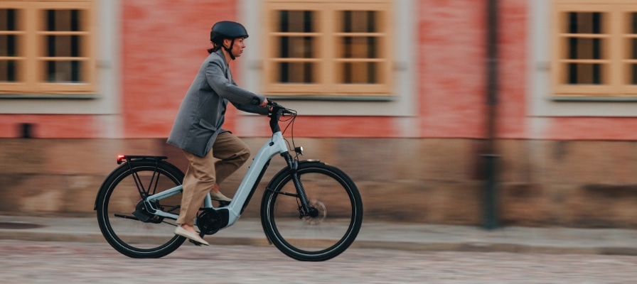 Frau auf Specialized e-Bike